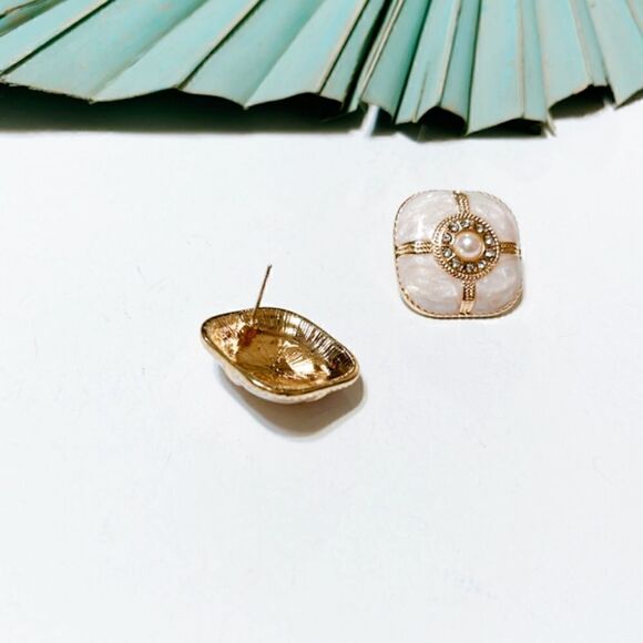 Vintage white pearl stud earrings S90 - Picture 3 of 4